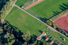 Schrägluftbild von Sportplätze des Fußballverein Neuburg 1923 eV in Neuburg am Rhein im Bundesland Rheinland-Pfalz, Deutschland