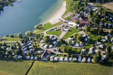 Luftaufnahme von Wohnwagen und Zelte- Campingplatz - und Zeltplatz Camping Plage du Staedly am See in Roeschwoog in Grand Est in Rœschwoog im Bundesland Bas-Rhin, Frankreich