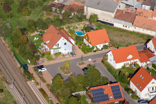An der Bahn in Steinweiler im Bundesland Rheinland-Pfalz, Deutschland aus der Luft