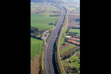 Streckenführung und Fahrspuren im Verlauf der Autobahn- Raststätte und Parkplatz der BAB A8 im Ortsteil Hohenwettersbach in Karlsruhe im Bundesland Baden-Württemberg, Deutschland
