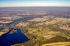 Knielinger Seee und MiRO Mineraloelraffinerie Oberrhein im Ortsteil Knielingen in Karlsruhe im Bundesland Baden-Württemberg, Deutschland