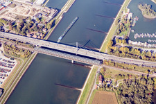 Luftaufnahme von Fluß - Brückenbauwerk über den Rhein im Ortsteil Knielingen in Karlsruhe im Bundesland Baden-Württemberg, Deutschland