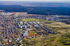 Schrägluftbild von Ortsteil von Süden im Ortsteil Neureut in Karlsruhe im Bundesland Baden-Württemberg, Deutschland