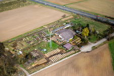 Aussiedlerhof an der A65 in Erlenbach bei Kandel im Bundesland Rheinland-Pfalz, Deutschland