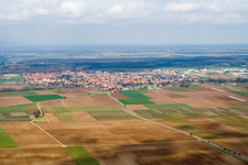 Stadt von Südwesten in Offenbach an der Queich im Bundesland Rheinland-Pfalz, Deutschland