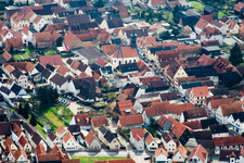 Hauptstraße von Norden in Offenbach an der Queich im Bundesland Rheinland-Pfalz, Deutschland