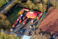 Circus Weisheit am Sportplatz in Kandel im Bundesland Rheinland-Pfalz, Deutschland von oben gesehen