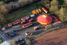 Circus Weisheit am Sportplatz in Kandel im Bundesland Rheinland-Pfalz, Deutschland vom Flugzeug aus