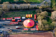 Circus Weisheit am Sportplatz in Kandel im Bundesland Rheinland-Pfalz, Deutschland aus der Luft betrachtet