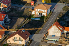 Am Höhenweg in Kandel im Bundesland Rheinland-Pfalz, Deutschland von einer Drohne aus