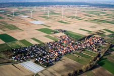 Windenergieanlagen ( WEA ) - Windrad- auf einem Feld in Herxheimweyher im Bundesland Rheinland-Pfalz, Deutschland