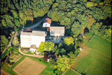 Luftbild von Historische Wassermühle am Gehöft eines Bauernhofes zwischen Wald und Wiesen in Minfeld im Bundesland Rheinland-Pfalz, Deutschland