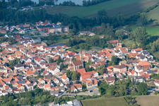 Kath. Kirche St. Johannes der Täufer im Ortsteil Sondernheim in Germersheim im Bundesland Rheinland-Pfalz, Deutschland aus der Luft