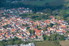 Kath. Kirche St. Johannes der Täufer im Ortsteil Sondernheim in Germersheim im Bundesland Rheinland-Pfalz, Deutschland von oben gesehen