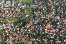 Luftaufnahme von Kirche im Dorfzentrum im Ortsteil Rheinbischofsheim in Rheinau im Bundesland Baden-Württemberg, Deutschland