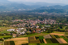 Von Schwarzwaldbergen umsäumte Kinzig-Tallandschaft im Ortsteil Önsbach in Achern im Bundesland Baden-Württemberg, Deutschland