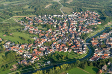 Dorfkern an den Fluß- Uferbereichen der Rench im Ortsteil Stadelhofen in Oberkirch im Bundesland Baden-Württemberg, Deutschland