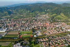 Ortsansicht der Straßen und Häuser der Wohngebiete in Oberkirch im Ortsteil Gaisbach im Bundesland Baden-Württemberg, Deutschland