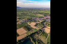 Ortsansicht aus Südwesten in Göcklingen im Bundesland Rheinland-Pfalz, Deutschland