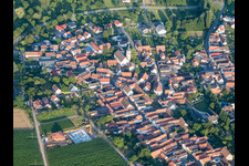 Hauptstraße von Westen und Laurentiusgarten in Göcklingen im Bundesland Rheinland-Pfalz, Deutschland