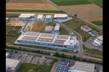 Schrägluftbild von Gewerbepark W II mit Klarsicht-Verpackungen Weber GmbH in Herxheim bei Landau im Bundesland Rheinland-Pfalz, Deutschland